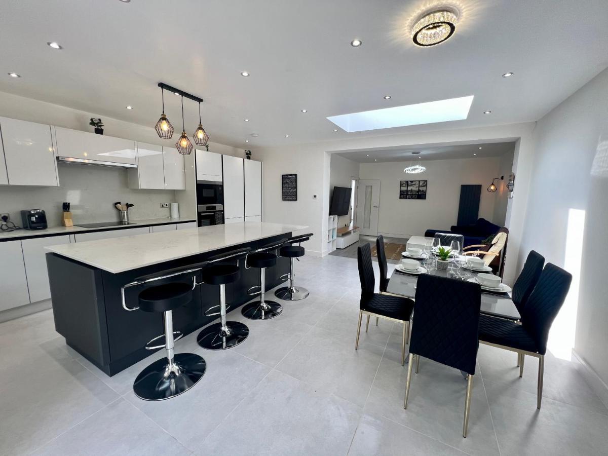 Wembley Stadium 5 Star Brand New Luxury Sleeps 14 With Parking Villa London Bagian luar foto
